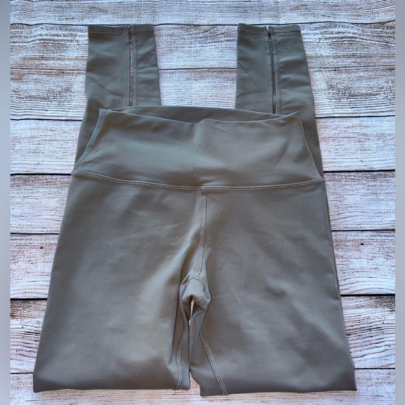 SOLD🔴ALO Yoga Dash Leggings in Gravel - Picture 9 of 11